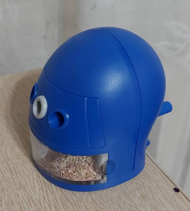 Taille-crayon à manivelle KW-TRIO 0314A, Précision, réservoir amovible, design ergonomique. Idéal pour artistes et professionnels